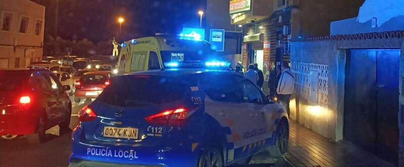 Coche de la Policía Local y ambulancia en el lugar del suceso/Telde-ojeando.